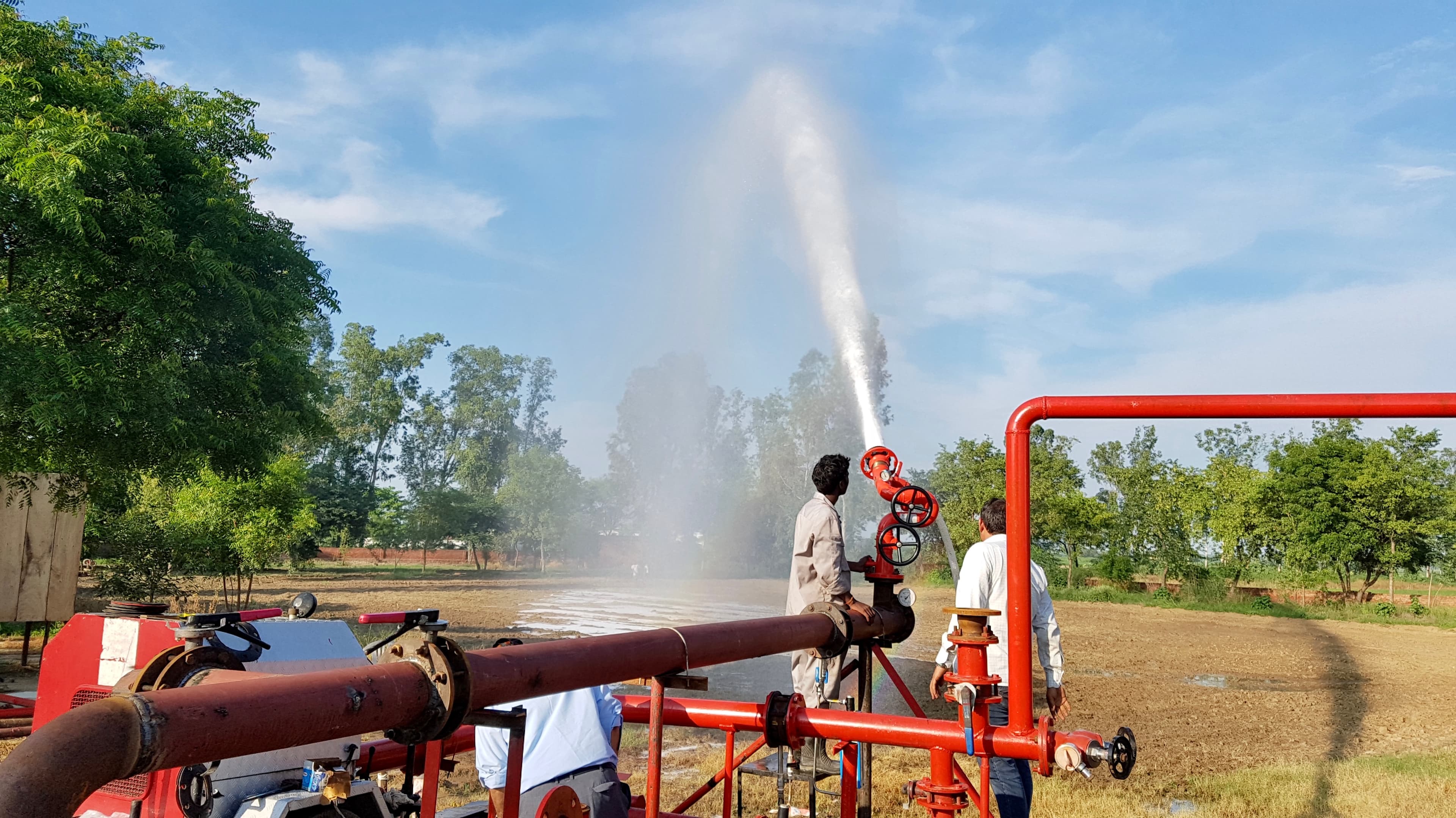 Hydraulic testing bay with high-pressure water discharge